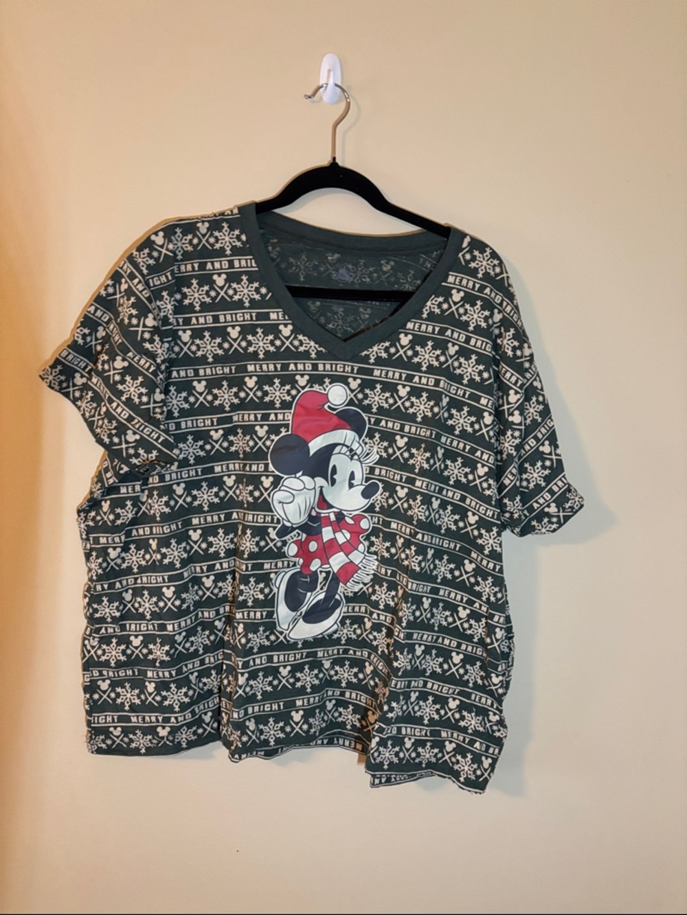 Disney Green and White Minnie Mouse Holiday Short Sleeve Tee